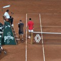 FOTO Šmekerski potez Novaka usred meča: Pomogao rivalu posle nezgodnog pada, evo i kako