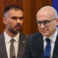 "Објављен је позив на линч Милоша Вучевића": Градоначелник Новог Сада објавио снимак демонстраната испред Вучевићеве куће…