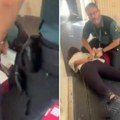 Deca izbačena iz aviona zbog pesme: Policija uletela u letelicu, vodič završio u lisicama (Video)