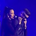 "Mogu otac da vam budem!" Pevač apelovao na maloletnice, ne može da ih se otarasi! (video)