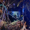 Prve slike s mesta požara u luksuznom beogradskom naselju! Vatra opustošila kuću, proširila se i na parkirane automobile: Dve…