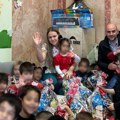 Sjajan gest Čukaričkog: Brđani posetili decu u Zvečanskoj i donirali novogodišnje poklone