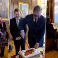 Председник Вучић слави 56. рођендан, први поклон – добош торта