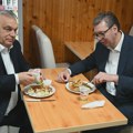 VIDEO Vučić i Orban mašu „nevidljivim“ ljudima: Stari snimak postao hit u svetu, sakupio 280.000 pregleda za jedan dan