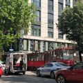 (Foto, video) Tramvaj u Beogradu izleteo iz šina i udario u izlog: Povređeno nekoliko osoba, na licu mesta četiri ekipe Hitne…