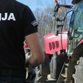 Мистерија на Умци: Трактор потпуно изгорео усред ноћи, сумњиви мотоциклиста кључни траг истраге!