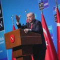 Erdogan učesnicima samita NATO-a uručio neobičan poklon – revolver Magnum sa šest metaka