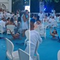 Bizaran snimak sa proslave u Italiji: Dok gosti sede za stolovima u bazenu, oko njihovih nogu plivaju sirene