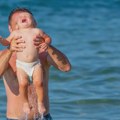 Kada je bezbedno da beba prvi put uđe u more - pedijatri imaju jasan odgovor