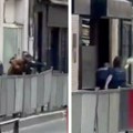 Snimak napada u Tuluzu: Ranjena dvojica policajaca, muškarac nožem nasrnuo i vikao "Alahu akbar"