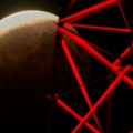 Zemljani ispratili avgustovski "krvavi Mesec": Kako je izgledalo delimično pomračenje na različitim meridijanima (foto)