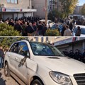 LAZAREVAC: Razbijeno staklo na automobilu u kojem su, prema rečima odbornice Olivere Popović, pronađene palice – incident…