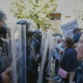 Opozicija u Albaniji zapalila baklje u parlamentu, protestuje protiv Rame