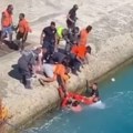 Turistkinja doživela dramu u grčkoj Vetar je oborio dok se ukrcavala na brod, morali da je spašavaju