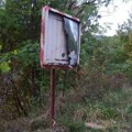 Vandali ostavili pustoš Polomili zaštitnu ogradu i putokaze u kablarskom selu Vrnčani, stradala i spomen-česma koja je…