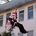 Deda Mraz se spustio konopcem sa krova i doneo poklone: Članovi GSS obradovali male pacijente u Dečjoj bolnici u Novom Sadu…