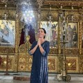 Duga haljina, a dole patike: Sloboda Mićalović u molitvi poručila: "Neka je na zdravlje i spasenje"