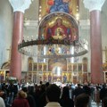 Svi slave vaskrsnuće našeg Spasitelja! Vernici prisustvuju liturgiji u crkvi Svetog Marka, u redu stoje za Pričest…
