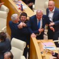Izglasan kontroverzni zakon o stranim agentima u Gruziji, uoči glasanja tuča u parlamentu