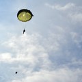 Padobranska obuka vojnika na služenju vojnog roka: Izveli skokove sa rezervnim padobranom, naoružanjem i dodatnim teretom…