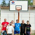 ŽKK Gimnazijalac poklonio deci u Barje Čifliku košarkašku tablu i obruč