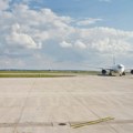 Gledao aerodrom sa kog je leteo preko Google Maps-a i ostao bez reči – odakle grobovi na pisti?!