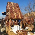 FOTO: Kuća od slanine i suvog mesa hit ovogodišnje manifestacije „Beloblatska kobasica“