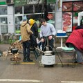 Kotlići spremni, doneli i klupu za benč: Na ulicama Niša mali broj studenata u blokadi, u nekim delovima grada vlada…