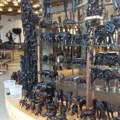 Bratstvo čvrsto kao ebonovina: Širom Tanzanije, u radionicama- galerijiama, rezbare se skulpture, čiju estetiku je razvio…