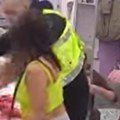 "Alkoholičarka misli da narod ne vidi kako tuče peju?!" Ena Čolić opet pravi haos, cimeri i obezbeđenje je obuzdavaju…