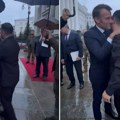Ucenili Putina, pa se izgrlili i izljubili na kiši: Snimak Makrona i Zelenskog obišao planetu (Video)