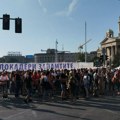 Ispred Narodne skupštine književno veče studenata iz Pionirskog parka