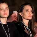 Ćerka Anđeline i Breda ne odvaja se od ove devojke: Uhvaćene dok razmenjuju nežne trenutke, svi se pitaju jedno (foto)