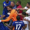 Tuča na kraju finalne utakmice između Čelsija i PSŽ: Trener Parižana nokautirao Žoao Pedra (VIDEO)