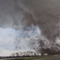 Jezive scene preplavile internet: Udari vetra od 250 km/h odnose živote, više od stotinu ljudi povređeno (video)