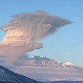 (Video) Zastrašujuća aktivnost vulkana na Kamčatki! Eruptirao drugi put za 24 sata, stub pepela visok čak 8 kilometara!