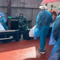 (Фото) Први путници напустили крузер са зараженима хантавирусом: Евакуација на Тенерифама трајаће до понедељка поподне