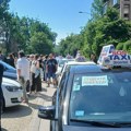 VIDEO: Novosađani organizovano idu na studentski protest u Beogradu