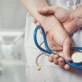 I do 80.000 evra po doktoru: Državna blagajna u Francuskoj traži od lekara da vrate svoje bonuse