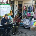 (Video) Klasična muzika na pijaci: Novosađane ponovo obradovao besplatan koncert među tezgama, neki čak i kitili muzičare…