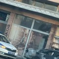 (Foto) Stakla popucala, vozila uništena! Buknuo požar na automobilima, pa se proširio na lokal i zgradu: Neviđena drama u…