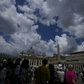 Папа се опоравља: Ватикан: Поглавар Римокатоличке цркве након операције започео физикалну терапију