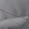Jako nevreme se sručilo na neke delove Srbije Pljušti, duva jak vetar, na nebu je jeziv prizor (video)