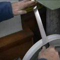 Ovako se pravilno oštri nož! Profesionalni oštrači otkrili tajnu zanata: Kućni aparat oštri u jednom pravcu, može da…