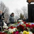 Grob Navaljnog u Moskvi prekriven cvećem, Rusi u koloni čekaju da mu odaju poštu