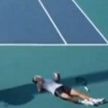 Jezive scene stižu iz Majamija: Teniser usred poena pao u nesvest! (video)