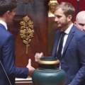 Kao da je šugav! Skandal u Francuskom parlamentu! Poslanici odbili rukovanje sa poslanikom iz stranke Marin Le Pen (video)