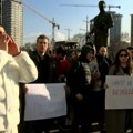 Otisci krvave šake, ćutanje i šetnja: U Skoplju održan protest identičan onima koji se dešavaju u Srbiji FOTO