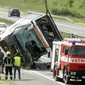 "Svi su u teškom stanju": Oglasila se ministarka zdravlja nakon sudara autobusa i automobila: Vozila potpuno uništena (foto)