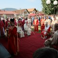 Tuga i sećanje u Bratuncu: Patrijarh Porfirije služio pomen ubijenim Srbima iz Podrinja i Birča